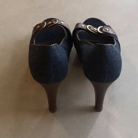 Blue high heels with a brown and gold buckle - Picture 3 of 3